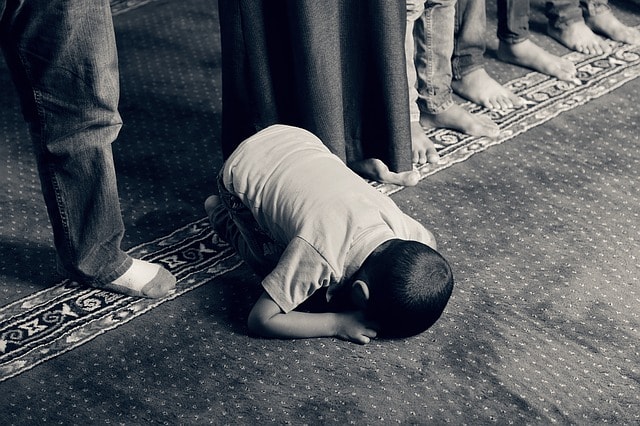 Keutamaan dan Hikmah Shalat Berdasarkan Al-Qur'an dan As-Sunnah Keutamaan dan Hikmah Shalat Berdasarkan Al-Qur'an dan As-Sunnah