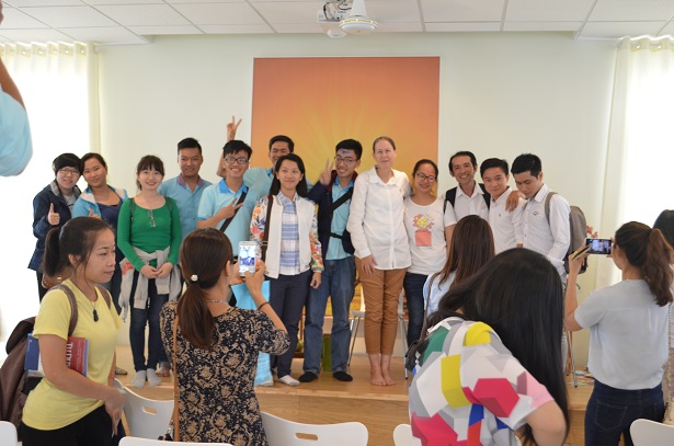 CÔ GIÁO TÂY DẠY HỌC MIỄN PHÍ SUỐT 17 NĂM - TRISH SUMMERFIELD Co-Giao-Tay-Day-Hoc-Mien-Phi-Suot-17-Nam-Trish-Summerfield