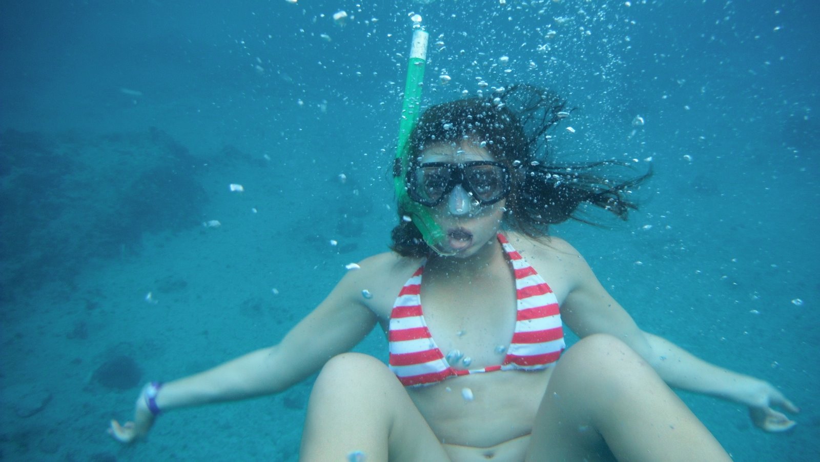 Girl girl scene movie. Девушка в акваланге. Underwater бикини. Девушки под водой Drowning. Женщина Underwater Drown.