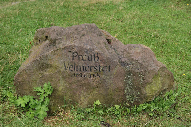 Auf dem Gipfel liegt vor dem Eggeturm ein Stein mit der Aufschrift "Preußischer Velmerstot 188 M ü. N.N."