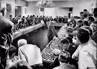 Le grand-maître d'échecs azéri Namig Guliyev félicité par Tatiana Kostiuk - Photo © Chess & Strategy