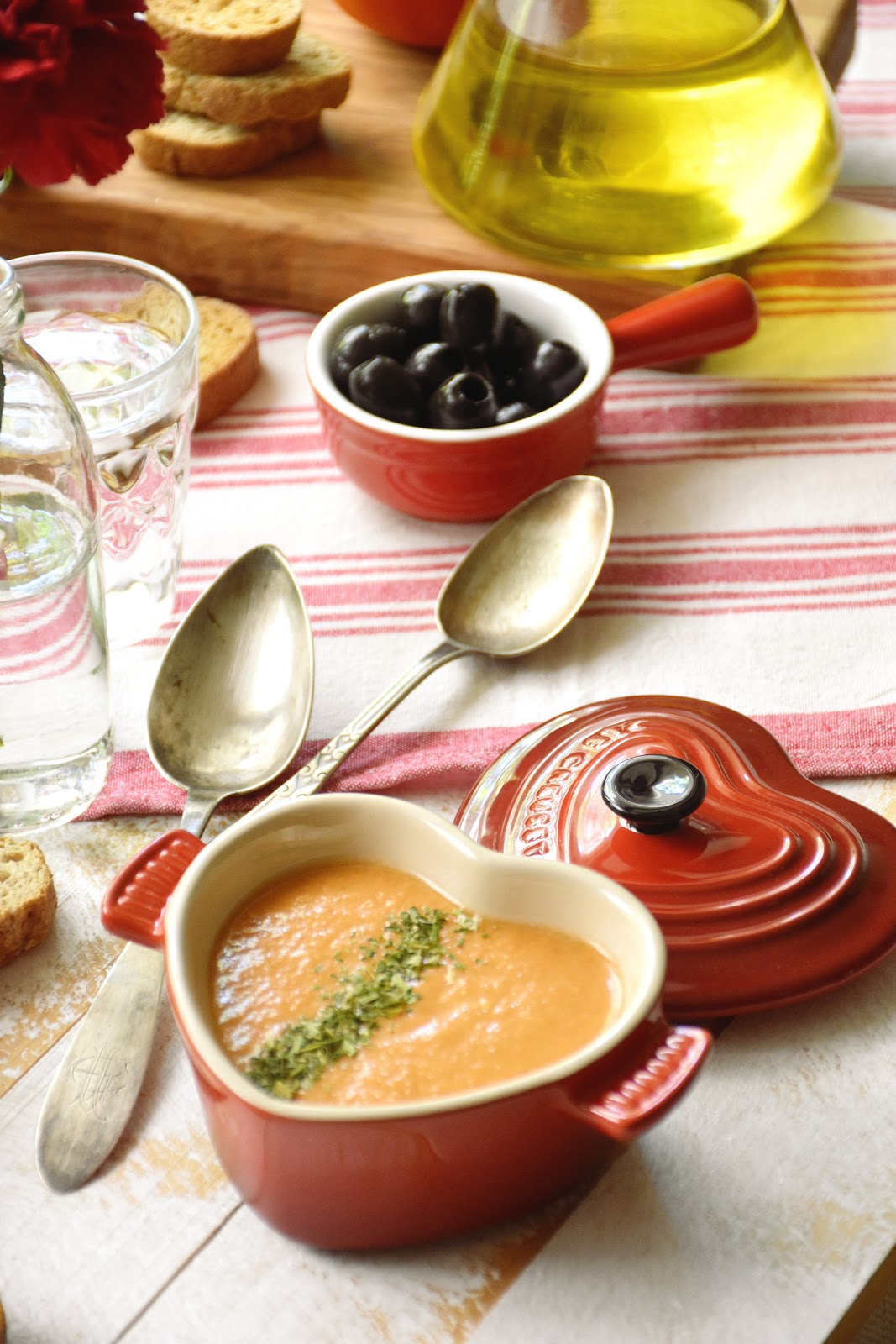 Sopa fría de tomate y albahaca