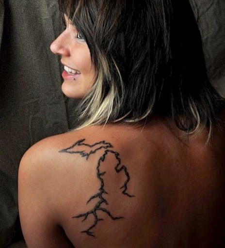 Este lindo ombro para trás da tatuagem