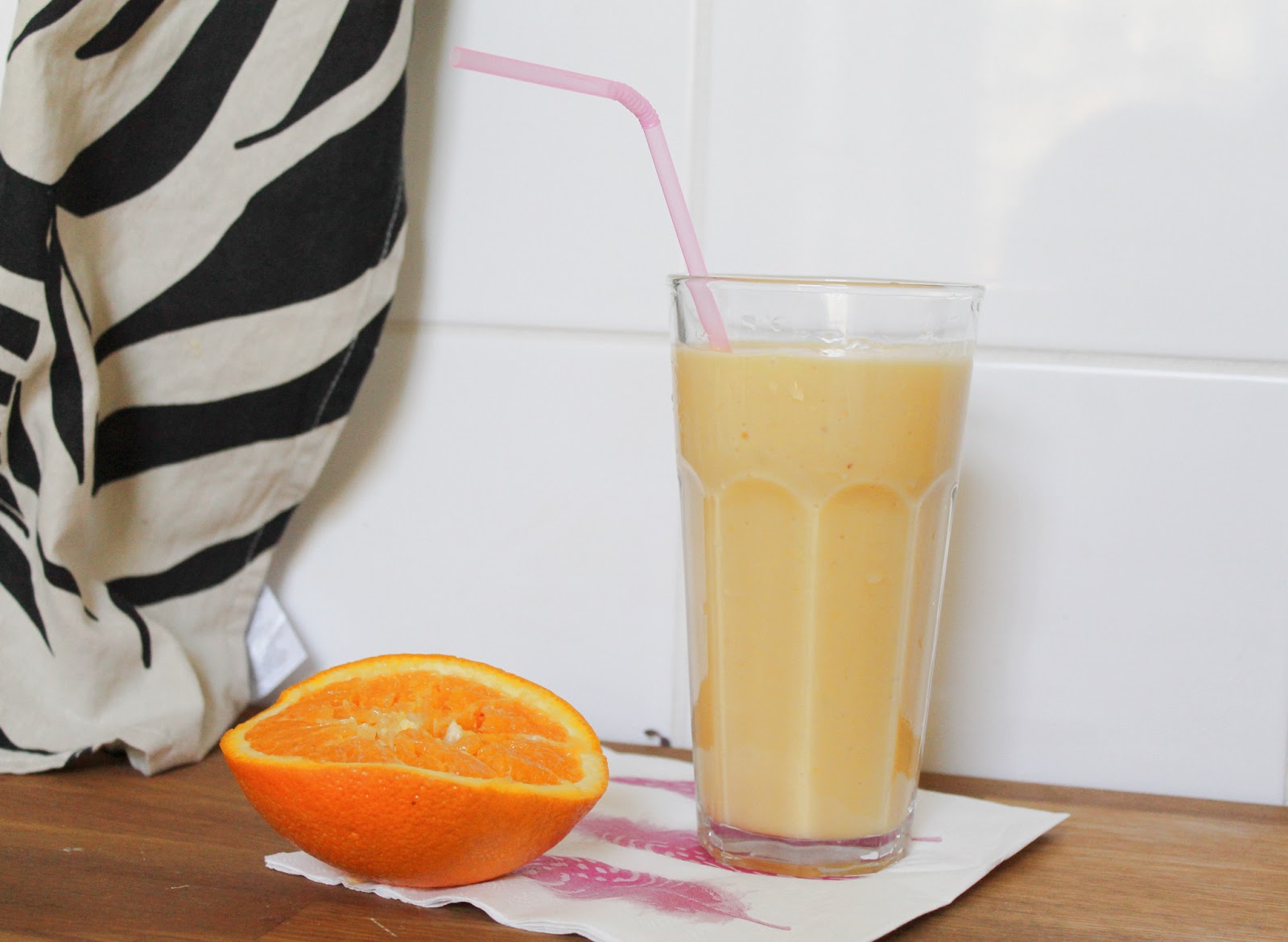 CharlottenMarotten: Mix it Baby: Mango-Orangen-Lassi!