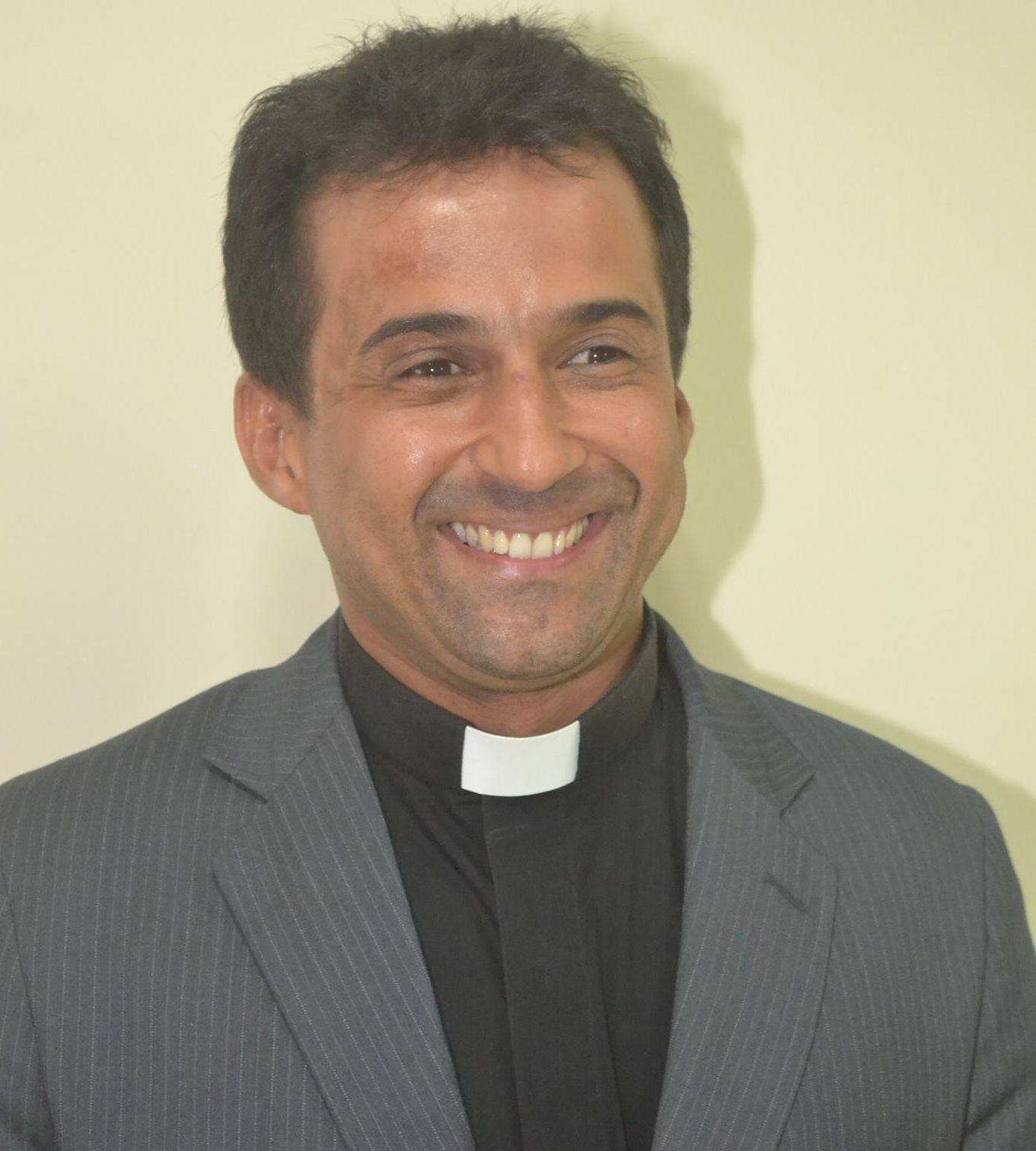 Folha de Oliveira Entrevista com o Padre Evangevaldo Almeida