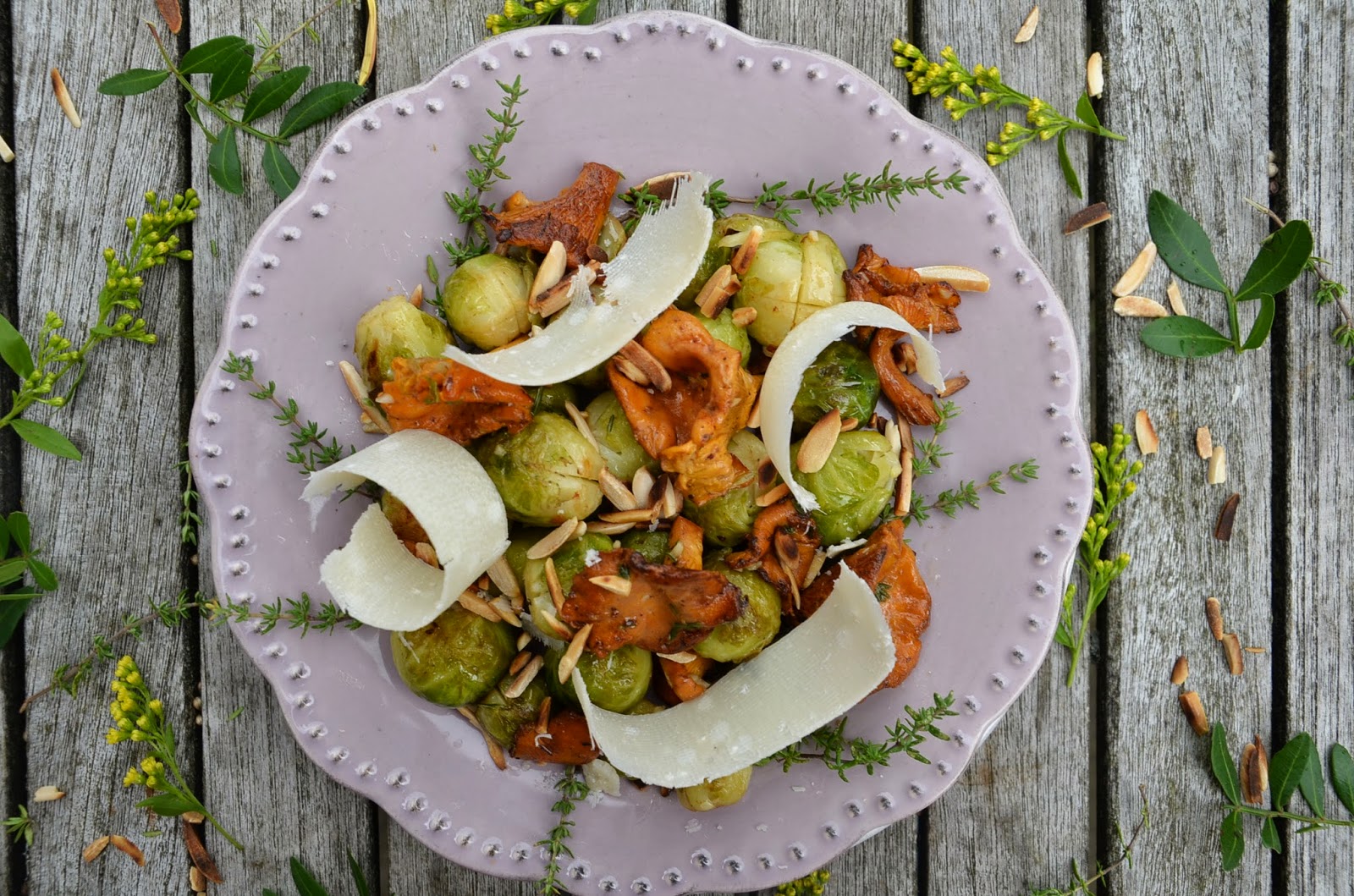 Lauwarmer Rosenkohl- Pfifferling Salat mit Mandelstiften und Parmesan