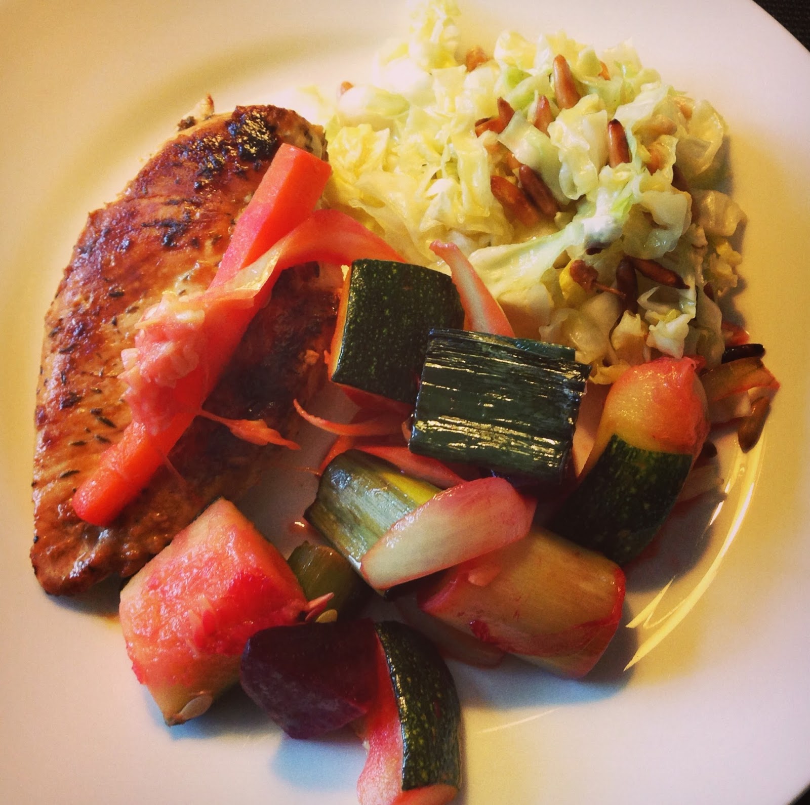 Kylling med rodfrugter og spidskål kylling, rodfrugter, grøntsager, spidskål, honning, squash, rødbede, gulerød, chicken, løg, hvidløg, mad, aftensmad, middag