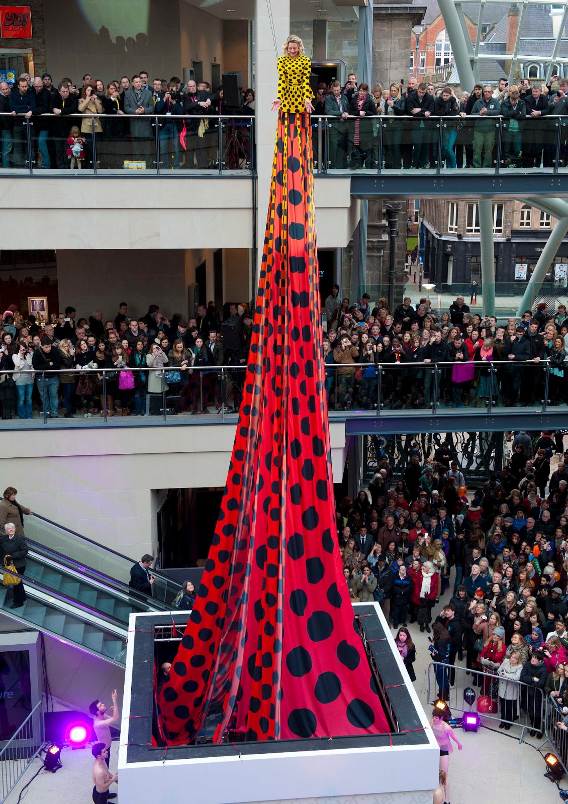 самая длинная одежда. самая длинная одежда. айшвария рай в голубом пышном платье. самая длинная одежда. джессика альба на красной дорожке.