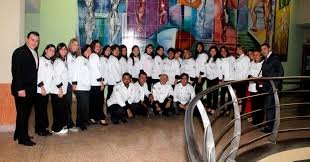 Carlos Fierro con un grupo de egresados del Diplomado en Gastronomía de la UJAP