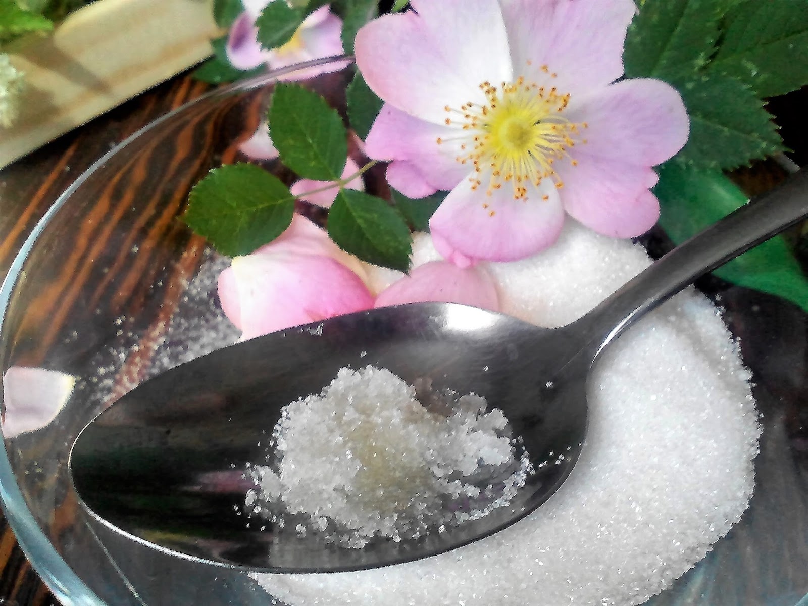 Спасаем губки с помощью сахара и масел. Скраб для губ в домашних условиях.