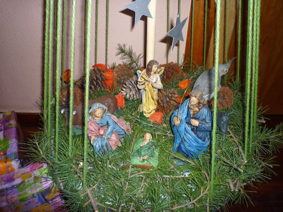 Figuras del portal de Belén pintadas a mano.