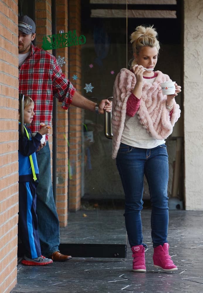 Kevin Federline World Britney And Her Boys Get Frozen Yogurt In