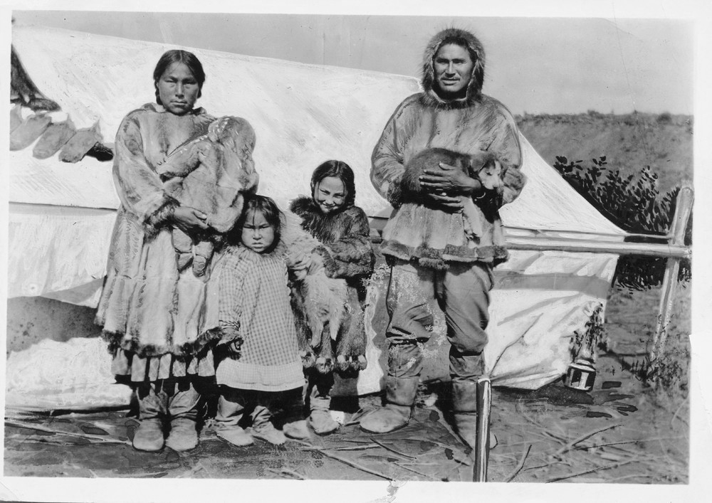 25 Amazing Vintage Photographs That Capture Everyday Life of Inuit People From the Early 20th