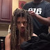 Sa mère a toujours détesté ses dreadlocks qu'il porte depuis 9 ans. Un jour, il décide de la surprendre...en les coupant