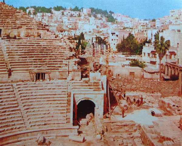 Foto Reruntuhan teater zaman Romawi Kuno di kota Amman
