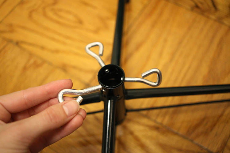 How to decorate the perfect Christmas tree in 10 steps (and dismantle