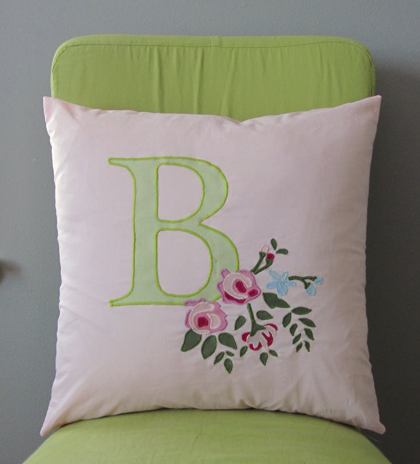 insanely crafty Initial Pillows