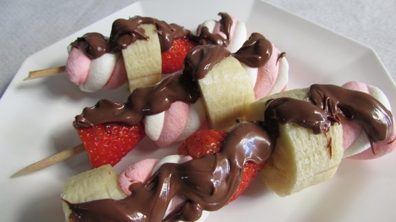 10 Receitas de Doces para Festas espetinho de frutas com nutella 10 Receitas de Doces para Festas 6
