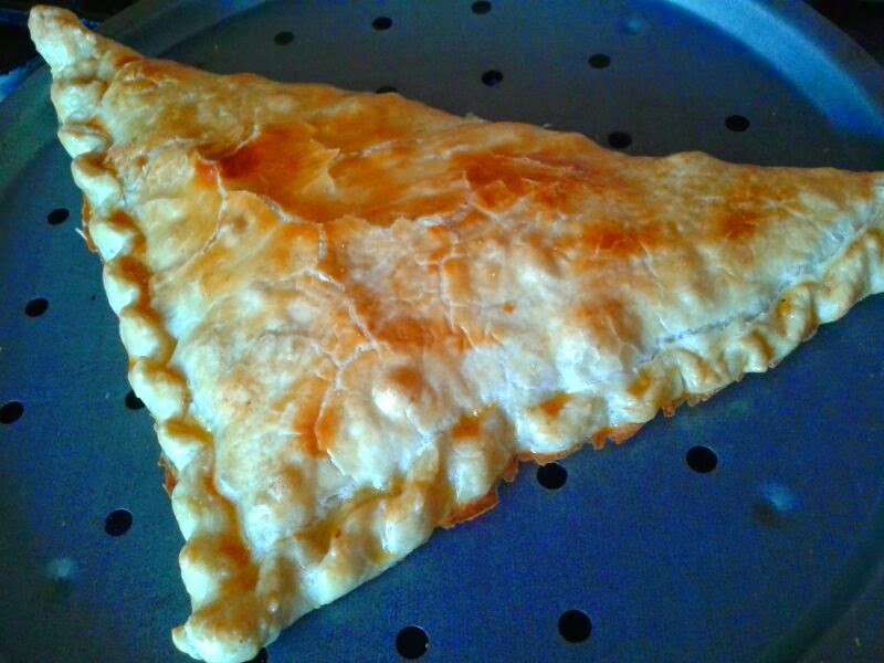 Triangulo de atún y cebolla caramelizada