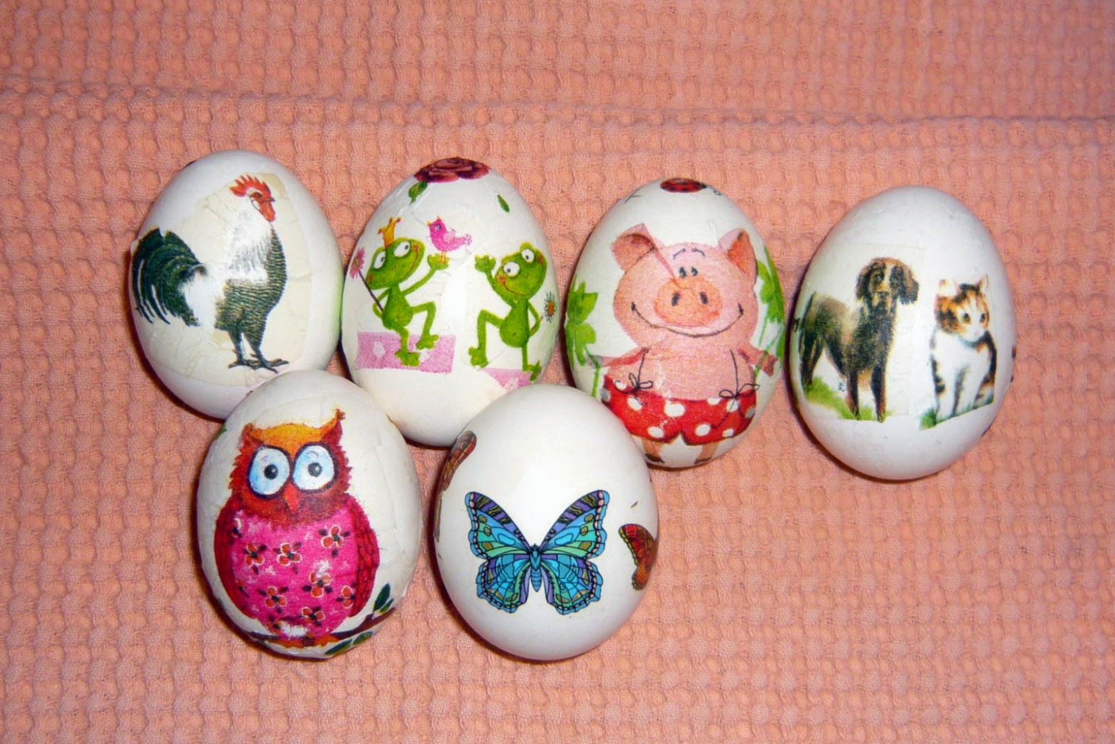 Дети красили яйца. Украшение яиц. Разукрасить пасхальное яйцо. Разрисованные яйца на Пасху. Раскрашивание яиц на Пасху.