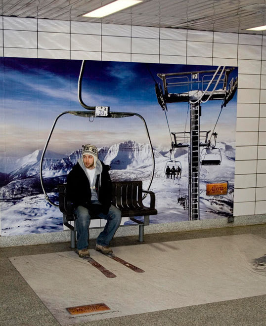 Photo : 公共のベンチにひと工夫で、人目をさらったカナダの旅行会社の広告 ! !