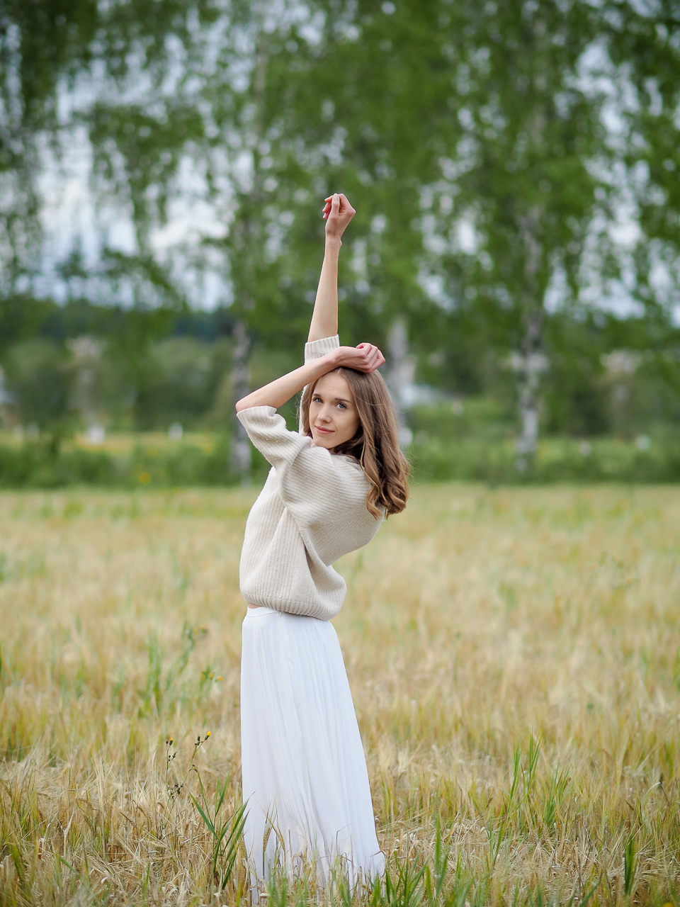 late-summer-early-autumn-outfit-white-pleated-midi-skirt-cream-jumper-fashion-blogger