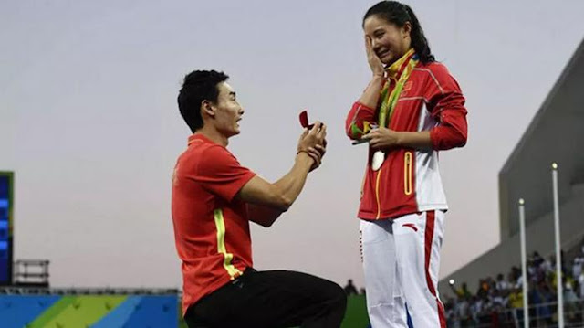 He Zi mennagis bahagia