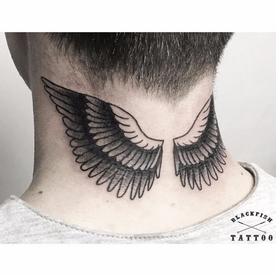 tatuagem masculina no pescoço