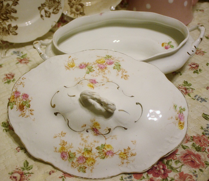 Lemari Cantique East Liverpool potteries co tureen in pink & yellow