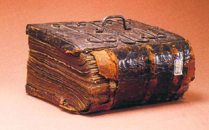 ♦Книга будує мости і відкриває світи♦: Книги з людської шкіри