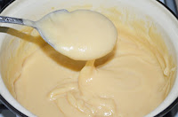 Торт Дамские пальчики: Добавить яйца в тесто