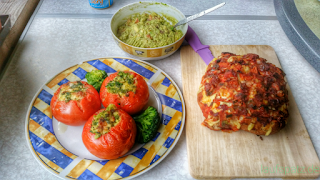 Mediteranes Käse Igel Brot mit gefüllten Tomaten und Guacamole Mediteranes Käse Igel Brot mit gefüllten Tomaten und Guacamole
