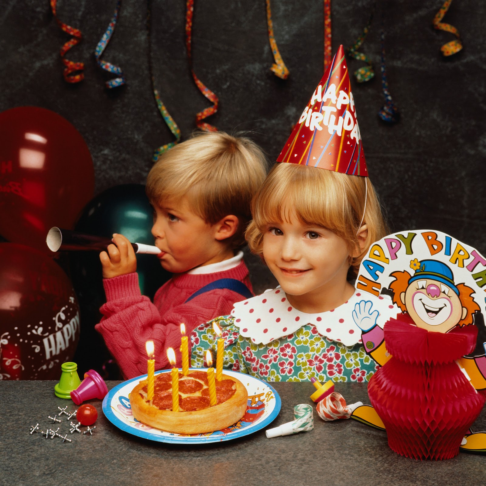 Игры с детьми на день рождения. Празднование дня рождения ребенка. Фотосессия день рождения 3 года. С днём рождения ребёнку. Детский праздник за столом.