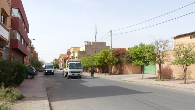 Straße am Stadtrand von Marrakesch Straße am Stadtrand von Marrakesch