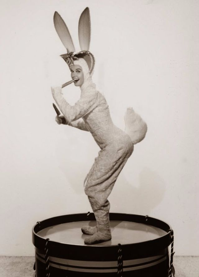 21 Vintage Photos of the Hottest Easter Pinup Models From Between the