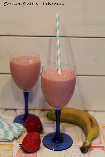 BATIDO DE PLATANO, FRESAS Y LECHE CONDENSADA