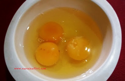 siapkan tiga butir telur ayam
