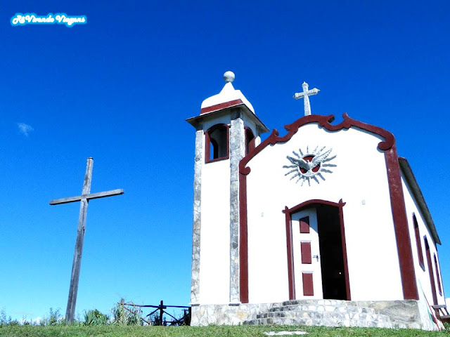 Capela Senhor do Bonfim, no topo do Morro Redondo, em Ipoema, Minas Gerais