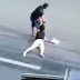 Arrastra a su esposa del cabello por una avenida