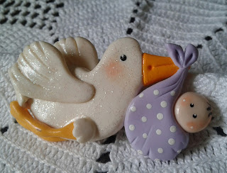 Cigueña en porcelana fría Tres-sencillos-Recuerdos- de-nacimiento-en-porcelana-fría