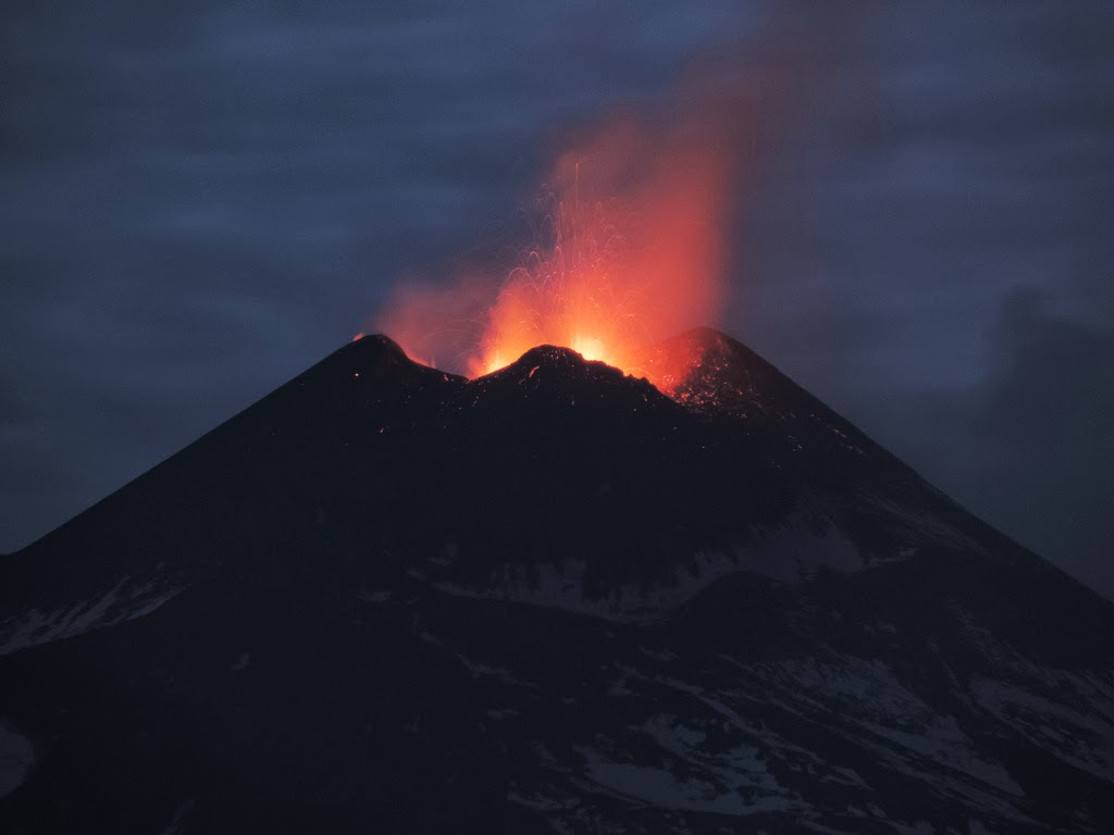 Землетрясение. Действующий вулкан в чилийских. Гора охос-дель-саладо. Чили вулкан охос дель саладо. Вулкан льюльяйльяко извержение.