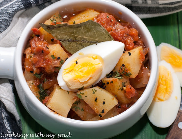 Curry indian de cartofi cu ou / Potatoes curry with hard boiled eggs