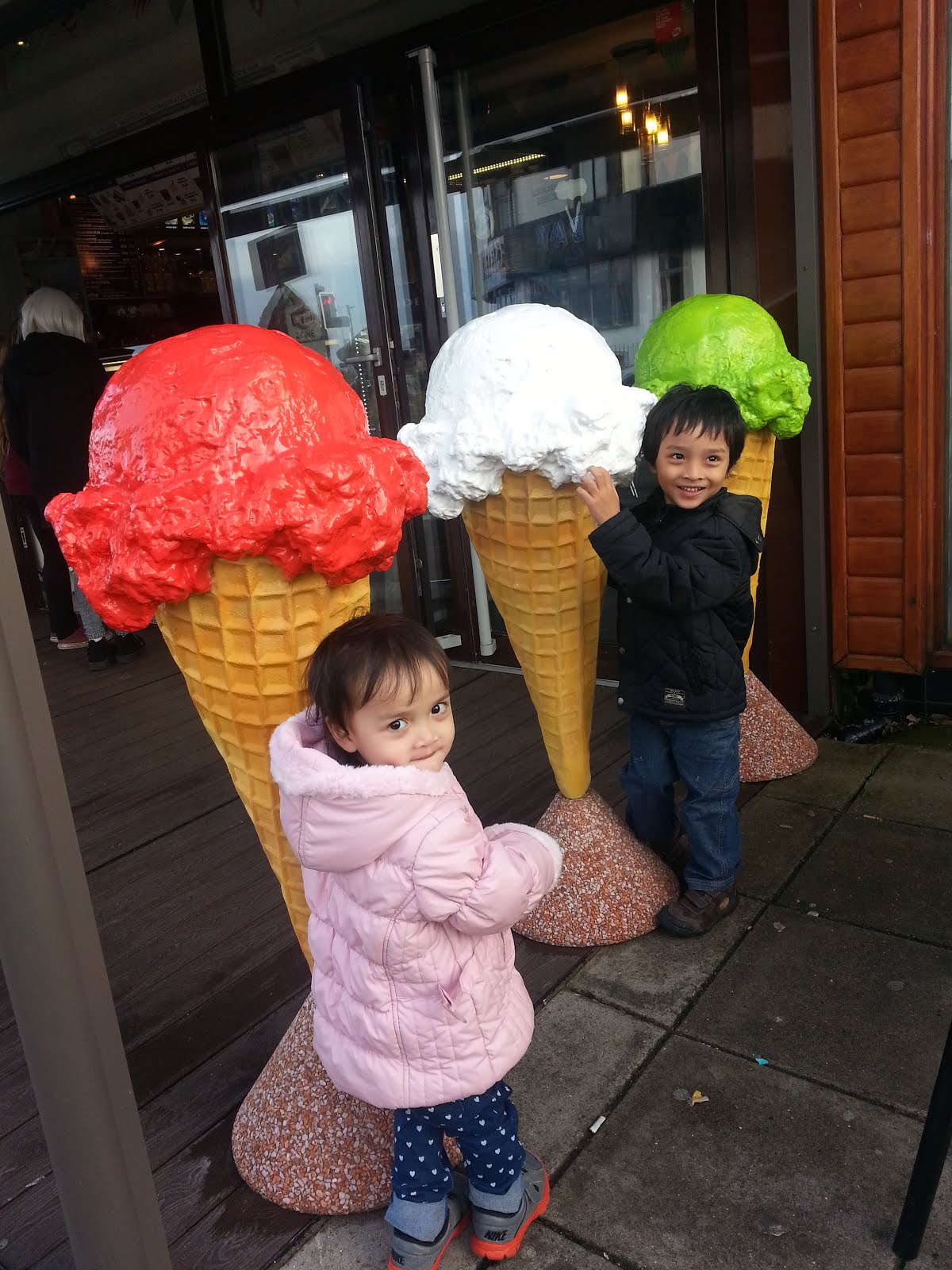 Amar and Hani with big ice creams