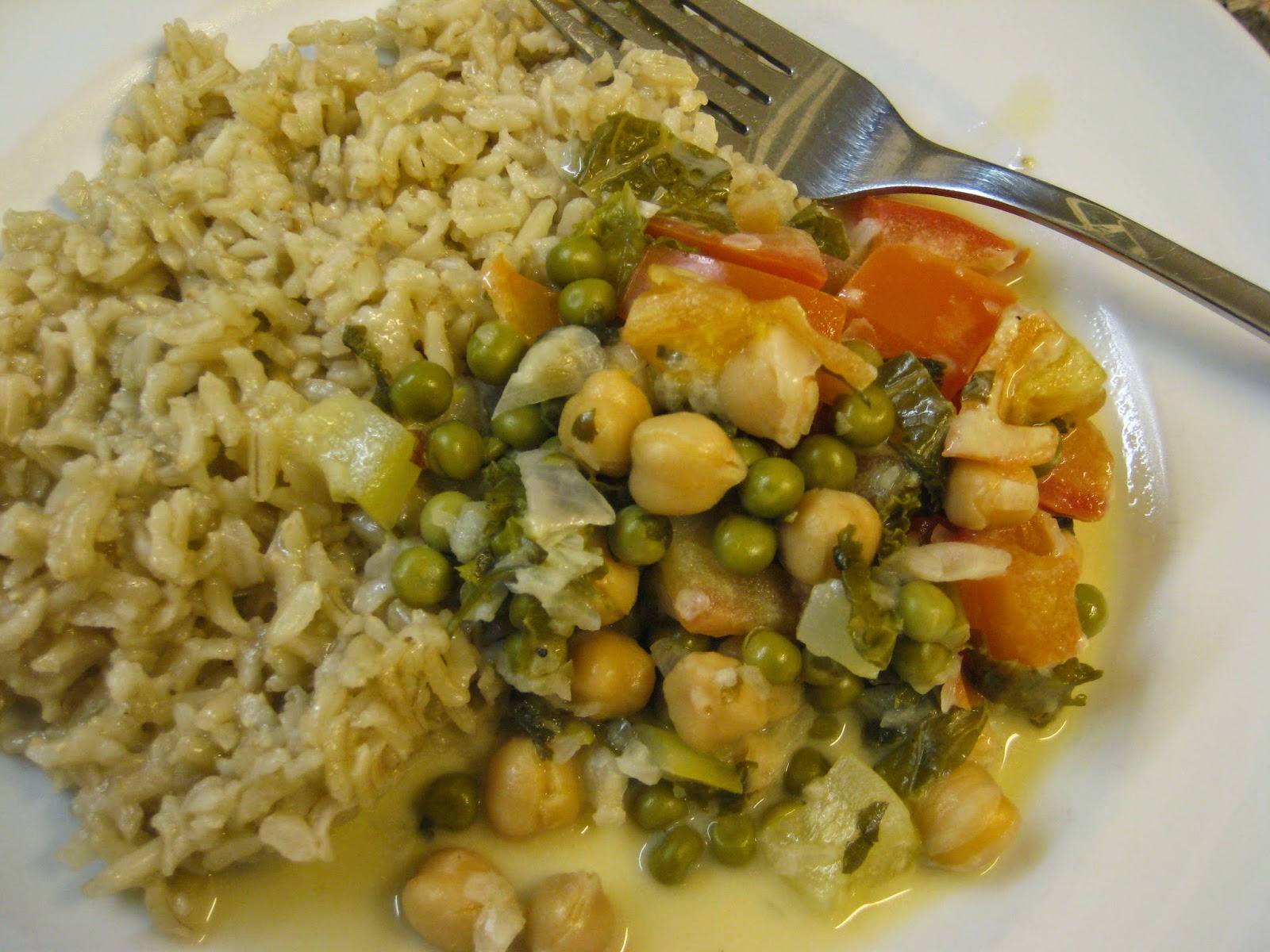 Vegan Susi Estufado de vegetais e grão em leite de coco, com arroz