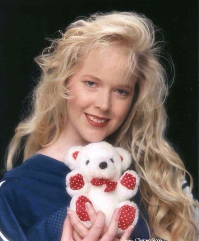 When Glamour Shots Gone Wrong: 35 Hilarious Studio Portrait Photos From ...