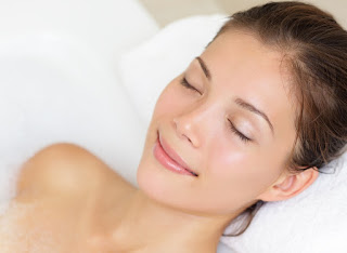 A hidroterapia é boa para a sua pele? A hidroterapia ajuda o corpo a reagir a diferentes estímulos, incluindo aqueles que são quentes e frios. O tratamento também ajudará o corpo a produzir seu próprio calor e responder à pressão e à sensação da água.