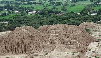Las pirámides de Túcume Foto a la arquitectura de la Cultura Lambayeque: Las pirámides de Túcume