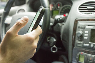 Dirigindo - Uso do celular ao volante e o tempo de reação do freio.