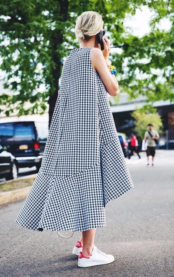 Váy maxi và giày sneakers - combo cực chất cho mùa th10u