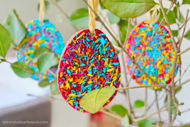 DIY Cookies-looking Easter eggs table decoration